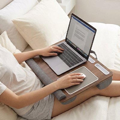 Support Elevodesk avec coussins rembourrés pour confort et stabilité.