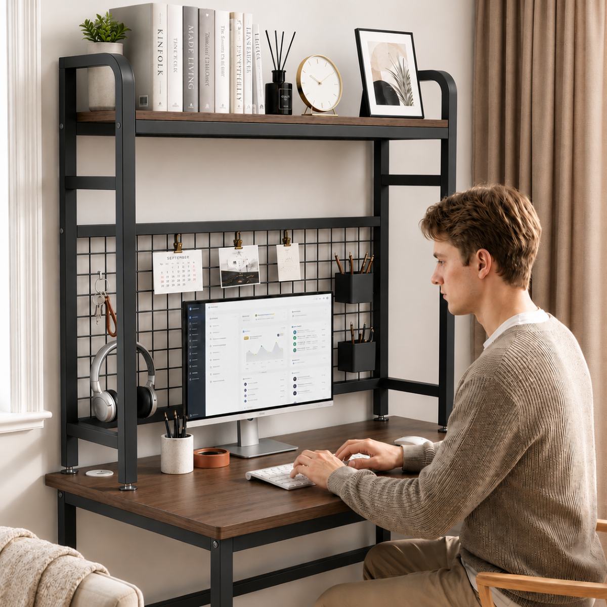 Bureau étagère Ervane noir avec hauteur ajustée pour écran ergonomique.