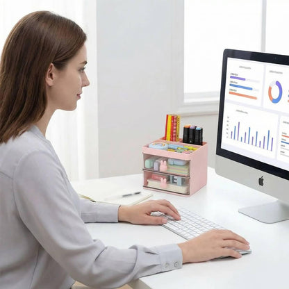 femme assise devant organiseur de bureau claritybox rose