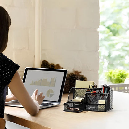 fille assise pres de son organiseur de bureau