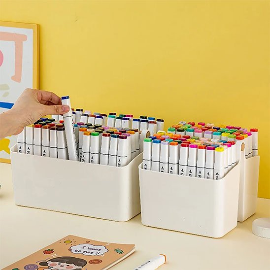 organisateur de bureau transportable rempli de crayons