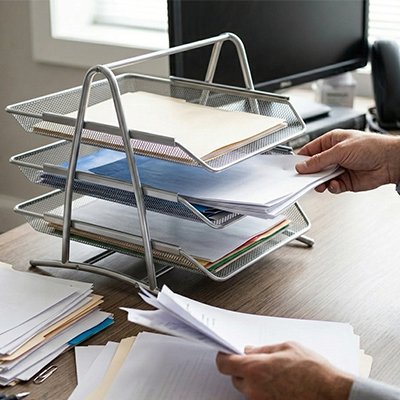 Organisateur de bureau Traylix avec design incliné des plateaux pour consultation rapide.