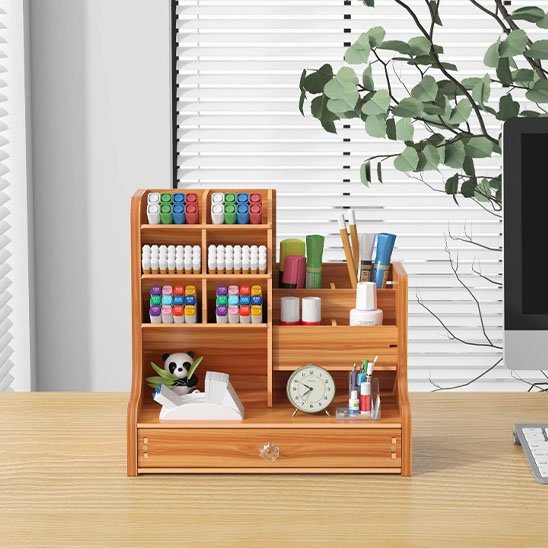 Organisateur de bureau à structure multiniveaux pour rangement vertical optimisé.