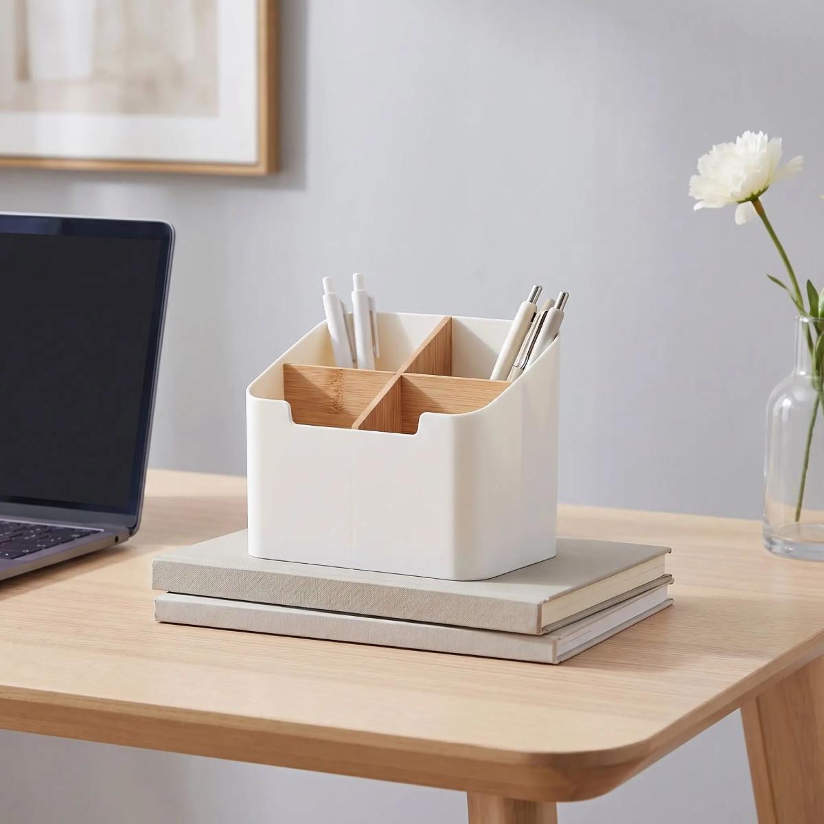 organiseur de bureau boxynet blanc à quatre compartiments avec des stylos