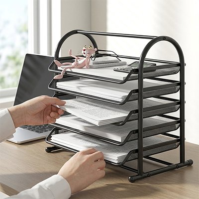  Organiseur de bureau Varnys noir à cinq plateaux superposés pour optimiser l’espace.