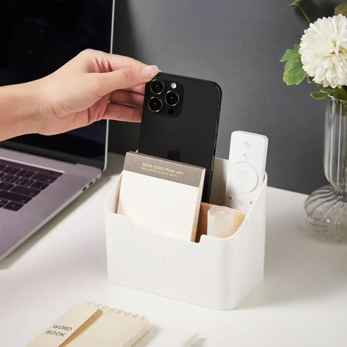 Organiseur de bureau blanc à deux compartiments, main prenant un smartphone 