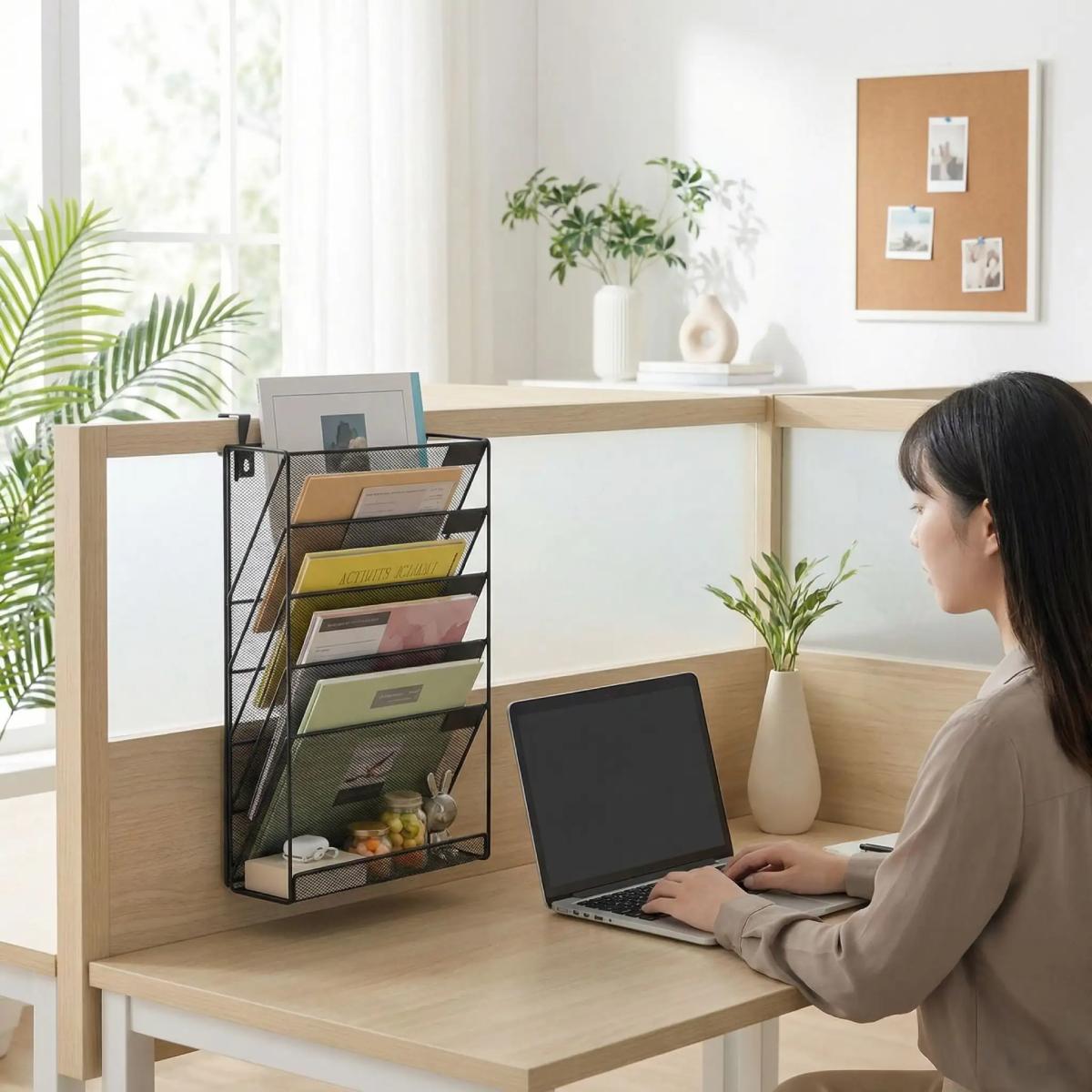 Organiseur pour bureau métallique six compartiments utilisé par employée, accès rapide 