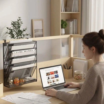 Jeune femme travaillant avec organiseur pour bureau vertical six compartiments fixé sur panneau de séparation de bureau