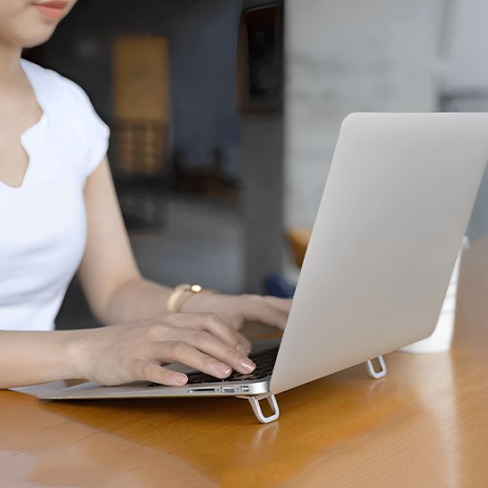 Support Foldy avec élévation ergonomique ajustable pour meilleure posture.