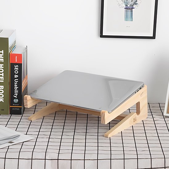 Support PC portable Woodlyx avec finition naturelle soignée.
