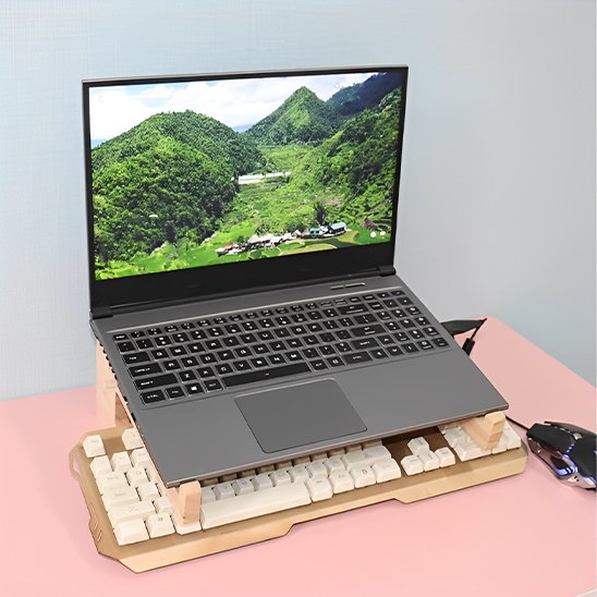 Support PC portable Woodlyx libérant de l’espace sous l’appareil.