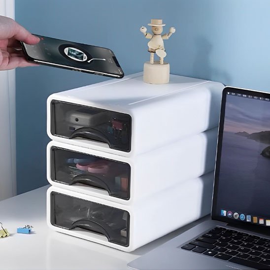 trois Organisateur bureau taille S empilés sur le bureau avec accessoires